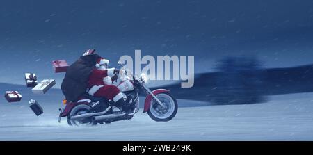 Coraggioso Babbo Natale in sella a una moto veloce e nella tempesta di neve, porta con sé regali di Natale Foto Stock