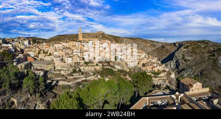 Uno dei più bei villaggi antichi della Spagna - la pittoresca Bocairent , Valencia provice. Vista dall'alto del drone aereo Foto Stock