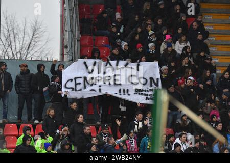 Cremona, Italia. 7 gennaio 2024. In memoria di Gianluca Vialli durante l'incontro di Supercoppa Italiana femminile tra Juventus Women vs AS Roma Women il 7 gennaio 2023 allo Stadio Giovanni Zini, Cremona durante AS Roma vs Juventus FC, incontro di Supercoppa femminile a Cremona, Italia, 07 gennaio 2024 crediti: Independent Photo Agency/Alamy Live News Foto Stock