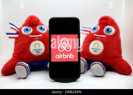 Parigi, Francia. 20 aprile 2023. © PHOTOPQR/LE PARISIEN/le Parisien/Arnaud Journois ; PARIGI ; 20/04/2023 ; IMMOBILIER, ILLUSTRATION LOCATION DE LOGEMENTS SUR AIRBNB POUR LES JEUX OLYMPIQUES DE PARIS 2024/LE LOGO AIRBNB DEVANT LES PHRYGES, MASCOTTES DES JO PHOTO LE PARISIEN/ARNAUD JOURNOIS STOCK PICTURE on AIRBNB Live Games in Paris, France, AIRBNB for Olympic Games Foto Stock