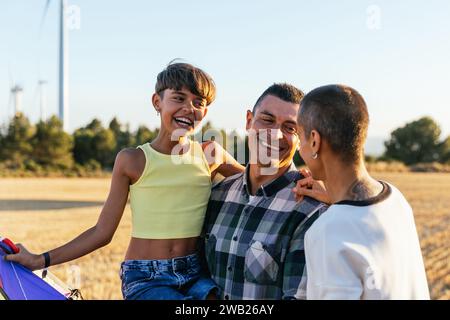 Una famiglia felice che passa del tempo insieme nella natura. Foto Stock