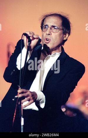 Bologna Italia 1997-09-28 : Adriano Celentano, concerto dal vivo al 23° Congresso Eucaristico Nazionale Foto Stock