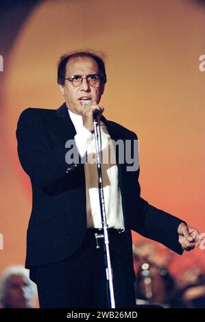 Bologna Italia 1997-09-28 : Adriano Celentano, concerto dal vivo al 23° Congresso Eucaristico Nazionale Foto Stock