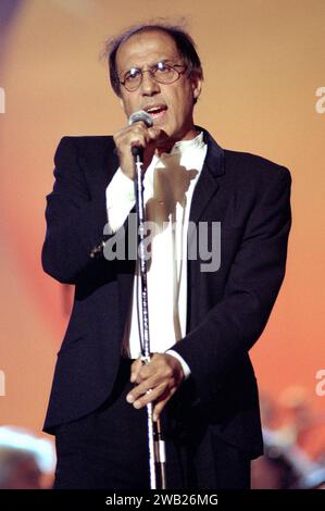 Bologna Italia 1997-09-28 : Adriano Celentano, concerto dal vivo al 23° Congresso Eucaristico Nazionale Foto Stock