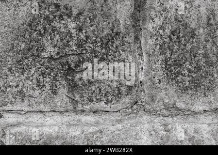 Primo piano di una struttura murale in pietra in scala di grigi Foto Stock