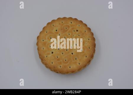 Biscotti di marca di vari tipi sono disposti in un piatto di vetro bianco. Foto Stock