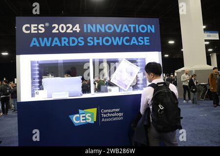 Las Vegas, Stati Uniti. 7 gennaio 2024. Un partecipante vede i prodotti in mostra nel CES 2024 Innovation Awards Showcase, durante il CES internazionale 2024, al Mandalay Bay Convention Center di Las Vegas, Nevada domenica 7 gennaio 2024. Foto di James Atoa/UPI credito: UPI/Alamy Live News Foto Stock