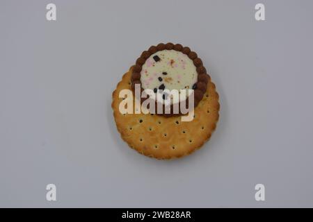 Biscotti di marca di vari tipi sono disposti in un piatto di vetro bianco. Foto Stock