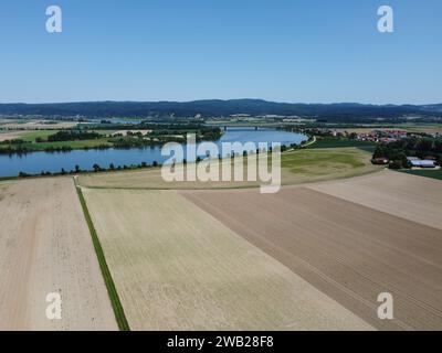 Fiume Danubio con campi prosciugati vicino a Woerth Donau e la chiusa di Geisling, Foto Stock