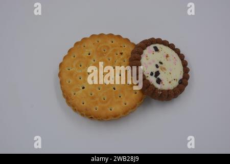 Biscotti di marca di vari tipi sono disposti in un piatto di vetro bianco. Foto Stock