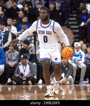 La guardia dei Pirates di Seton Hall Dylan Addae-Wusu (0) porta la palla contro i Marquette Golden Eagles nel secondo tempo durante una partita di basket della Big East al Prudential Center di Newark, New Jersey, sabato 6 gennaio 2024. Duncan Williams/CSM Foto Stock