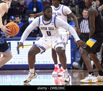 Seton Hall Pirates guardia Dylan Addae-Wusu (0) nel secondo tempo durante una partita di basket contro i Marquette Golden Eagles al Prudential Center di Newark, New Jersey, sabato 6 gennaio 2024. Duncan Williams/CSM Foto Stock