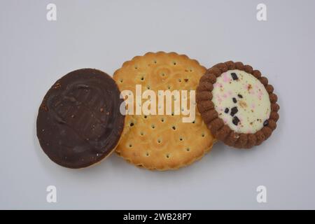 Biscotti di marca di vari tipi sono disposti in un piatto di vetro bianco. Foto Stock