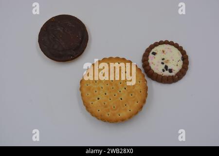 Biscotti di marca di vari tipi sono disposti in un piatto di vetro bianco. Foto Stock