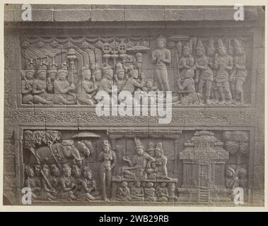 Bassorilievo nella parete sul lato nord del Borobudur, foto del 1873 della quale la parte superiore racconta una storia di Buddha a Lalitavistara. Carta Java (possibilmente). supporto fotografico. stampa di albumi di cartone Foto Stock