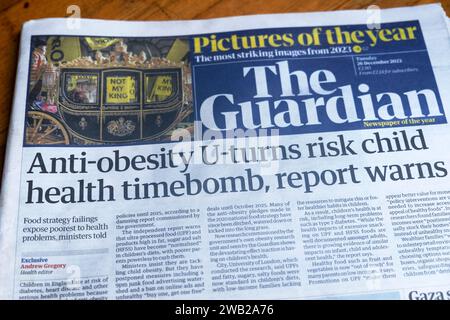 "Anti-obesità U-Turn Risk Children Health Timebomb, report avverte" Guardian Newspaper headline obesità articolo 27 dicembre 2024 Londra Regno Unito Foto Stock