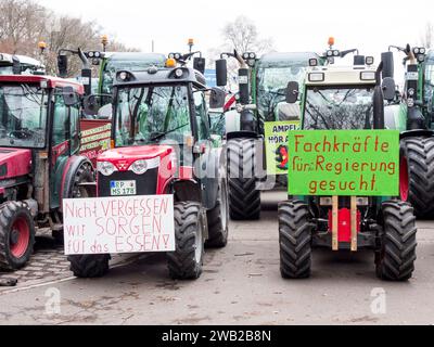 Proteste degli agricoltori a Ludwigshafen/Germania: I produttori agricoli protestano contro i piani di riforma del governo di centro-sinistra di Olaf Scholz (8 gennaio 2024). I piani per ridurre le agevolazioni fiscali sulle macchine diesel e agricole hanno portato a proteste senza precedenti, con la formazione di grandi convogli di trattori nelle principali città. Foto Stock