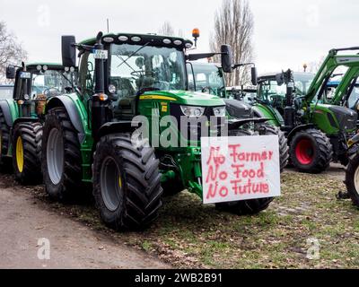 Proteste degli agricoltori a Ludwigshafen/Germania: I produttori agricoli protestano contro i piani di riforma del governo di centro-sinistra di Olaf Scholz (8 gennaio 2024). I piani per ridurre le agevolazioni fiscali sulle macchine diesel e agricole hanno portato a proteste senza precedenti, con la formazione di grandi convogli di trattori nelle principali città. Foto Stock