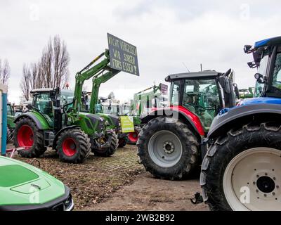 Proteste degli agricoltori a Ludwigshafen/Germania: I produttori agricoli protestano contro i piani di riforma del governo di centro-sinistra di Olaf Scholz (8 gennaio 2024). I piani per ridurre le agevolazioni fiscali sulle macchine diesel e agricole hanno portato a proteste senza precedenti, con la formazione di grandi convogli di trattori nelle principali città. Foto Stock