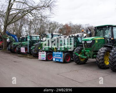 Proteste degli agricoltori a Ludwigshafen/Germania: I produttori agricoli protestano contro i piani di riforma del governo di centro-sinistra di Olaf Scholz (8 gennaio 2024). I piani per ridurre le agevolazioni fiscali sulle macchine diesel e agricole hanno portato a proteste senza precedenti, con la formazione di grandi convogli di trattori nelle principali città. Foto Stock