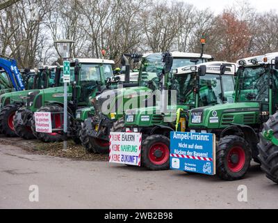 Proteste degli agricoltori a Ludwigshafen/Germania: I produttori agricoli protestano contro i piani di riforma del governo di centro-sinistra di Olaf Scholz (8 gennaio 2024). I piani per ridurre le agevolazioni fiscali sulle macchine diesel e agricole hanno portato a proteste senza precedenti, con la formazione di grandi convogli di trattori nelle principali città. Foto Stock