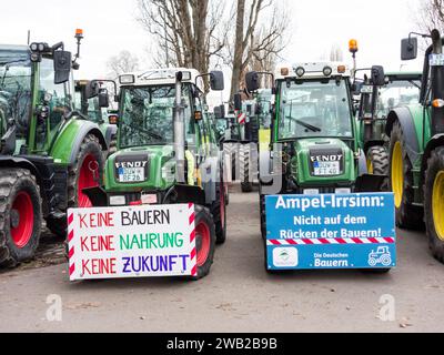 Proteste degli agricoltori a Ludwigshafen/Germania: I produttori agricoli protestano contro i piani di riforma del governo di centro-sinistra di Olaf Scholz (8 gennaio 2024). I piani per ridurre le agevolazioni fiscali sulle macchine diesel e agricole hanno portato a proteste senza precedenti, con la formazione di grandi convogli di trattori nelle principali città. Foto Stock