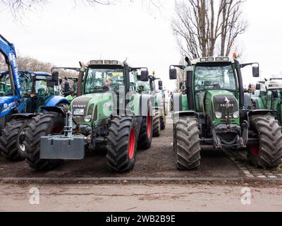 Proteste degli agricoltori a Ludwigshafen/Germania: I produttori agricoli protestano contro i piani di riforma del governo di centro-sinistra di Olaf Scholz (8 gennaio 2024). I piani per ridurre le agevolazioni fiscali sulle macchine diesel e agricole hanno portato a proteste senza precedenti, con la formazione di grandi convogli di trattori nelle principali città. Foto Stock