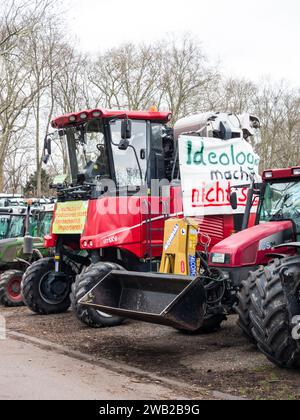 Proteste degli agricoltori a Ludwigshafen/Germania: I produttori agricoli protestano contro i piani di riforma del governo di centro-sinistra di Olaf Scholz (8 gennaio 2024). I piani per ridurre le agevolazioni fiscali sulle macchine diesel e agricole hanno portato a proteste senza precedenti, con la formazione di grandi convogli di trattori nelle principali città. Foto Stock