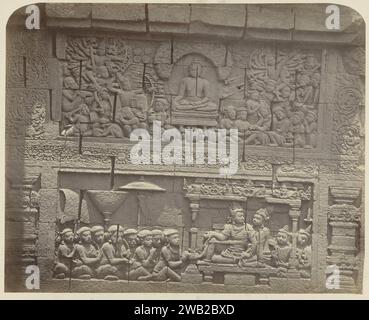 Rilievo nel muro sul lato nord del Borobudur, 1873 Fotografia la parte superiore del rilievo racconta una storia di Buddha a Lalitavistara. Carta Java (possibilmente). supporto fotografico. stampa di albumi di cartone Foto Stock