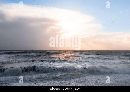 Lungomare di Brighton - onde che si infrangono in una giornata tempestosa. Brighton & Hove, East Sussex, Regno Unito Foto Stock