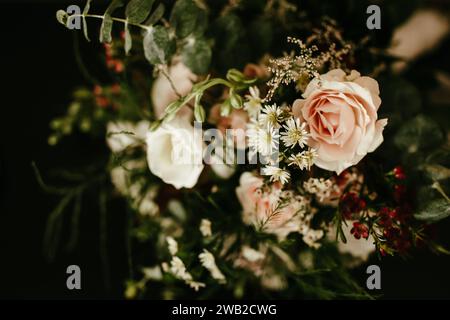 Bouquet floreale di rose e piccoli fiori delicati su sfondo scuro Foto Stock