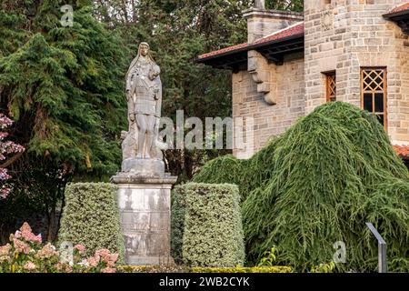 Puente Viesgo, Spagna. Monumento al tenente Joaquin Fuentes Pila e alla Casona o Municipio Foto Stock