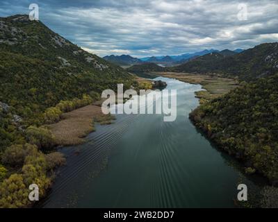 Fiume Crnojevica e vegetazione circostante in Montenegro Foto Stock