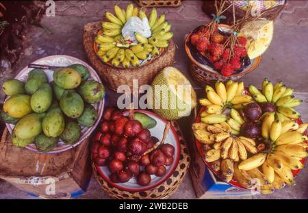 Indonesia, Bali - su un mercato viene venduto frutta tropicale. Foto Stock