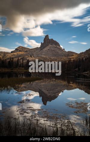 Croda da Lago riflesso e nuvole Foto Stock