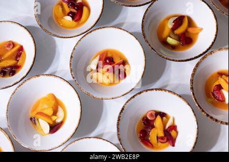 Primo piano di molti piatti di frutta pronti per essere serviti in un ristorante. Foto Stock