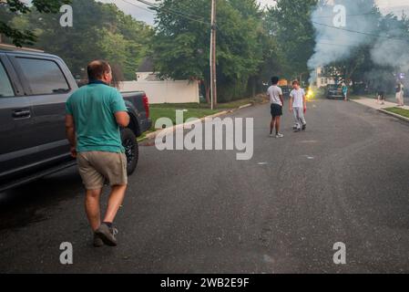 I vicini si riuniscono per una festa in blocco Foto Stock