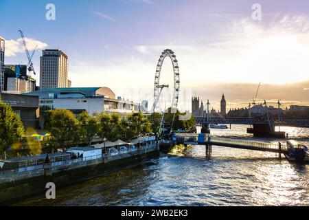 Vista della Royal Festival Hall, London Eye, Southbank, Big Ben, Hungerford Bridge e Golden Jubilee Bridges, Londra, Inghilterra Foto Stock