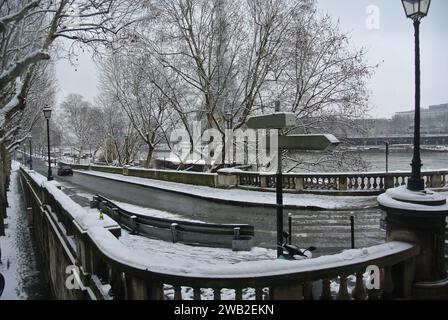 Ha nevicato a Parigi. Voie Georges Pompidou, balaustra al ponte Bir Hakeim. Foto Stock