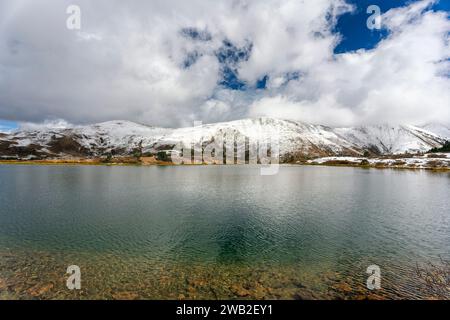 Passa il lago sotto il Loveland Pass, Colorado Foto Stock