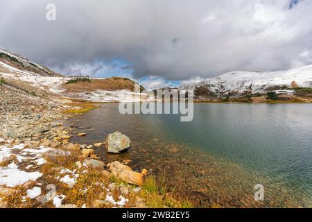 Passa il lago sotto il Loveland Pass, Colorado Foto Stock