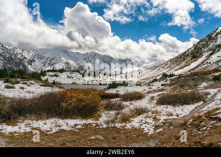 Paesaggio autunnale al lago Pass sotto Loveland Pass, Colorado Foto Stock