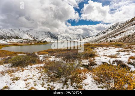 Passa il lago sotto il Loveland Pass, Colorado Foto Stock