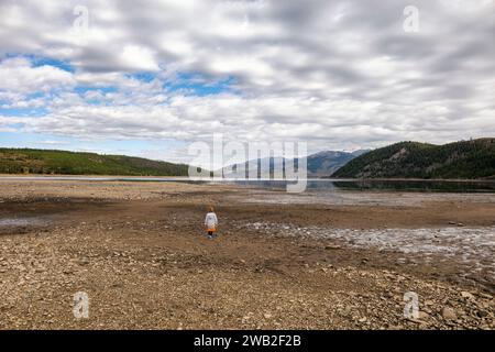 Ragazza che vagava per le rive del bacino idrico di Dillon Foto Stock