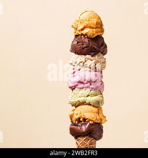 Torre di misurini per gelati assortiti. Coperchio per gelateria Foto Stock