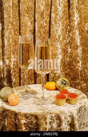 bicchieri di champagne e tartarughe di caviale su un tavolo di velluto Foto Stock