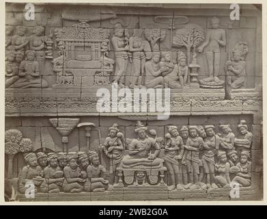 Bassorilievo nella parete sul lato est del Borobudur, 1873 Fotografia la parte superiore del rilievo racconta una storia di Buddha a Lalitavistara. Carta Java (possibilmente). supporto fotografico. stampa di albumi di cartone Foto Stock