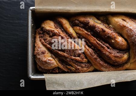 Babka al cioccolato in padella con carta pergamena Foto Stock