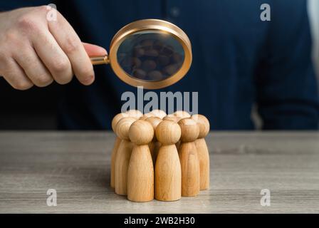 Esplora un gruppo di persone. Trovare persone e lavoratori sul lavoro. Scopri modelli, motivazioni e influenze che guidano il comportamento della comunità Foto Stock
