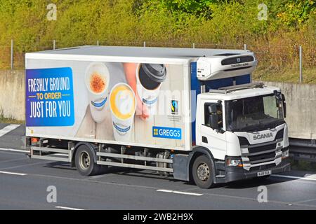 Grafica Greggs Ground Coffee Scania P250 camion di consegna Thermo King Chiller unit Chereau corpo rigido refrigerato che percorre l'autostrada UK M25 Foto Stock